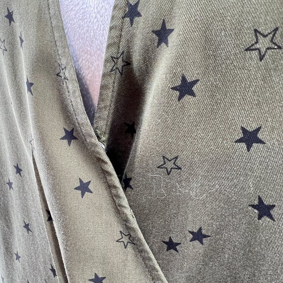🌟Eddie Bauer Tranquil Olive Wrap Top  XL  Star Print & Tie Waist - Picture 3 of 11